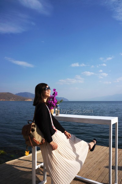 陈妍希晒与儿子洱海背影照：明星亲子互动与公众形象塑造的深度解析