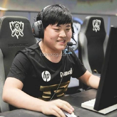 Uzi名人堂通行证故事含金量对比分析